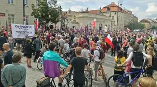 Protest Partii Razem przed Pałacem Prezydenckim