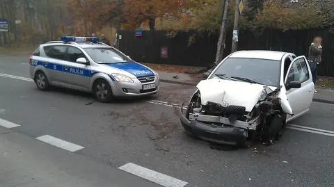 Omijała psa, uderzyła w latarnię