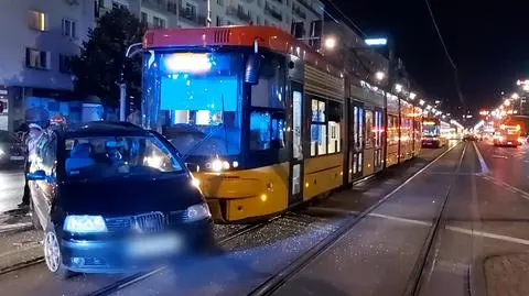 Nocny wypadek na Marszałkowskiej. Samochód zderzył się z tramwajem