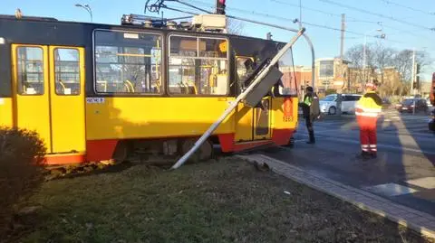 Wykolejony tramwaj blokował ruch na rondzie "Radosława"