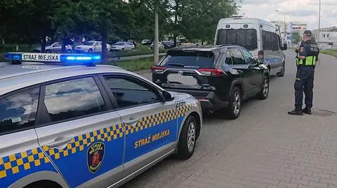 Jechali kradzionym autem z włączonym alarmem. Zauważyli ich strażnicy miejscy