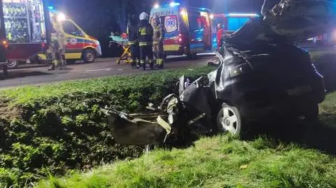 Samochód wypadł z drogi po zderzeniu z autobusem. Jedna osoba nie żyje