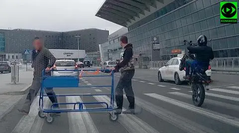 Na jednym kole pomiędzy pieszymi. "Bardzo niebezpieczna sytuacja"