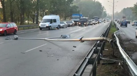 Skoda ścięła latarnię na Wisłostradzie