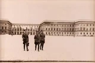 Żołnierze niemieccy na tle Pałacu Saskiego, 1940/41