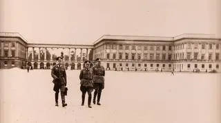 Żołnierze niemieccy na tle Pałacu Saskiego, 1940/41