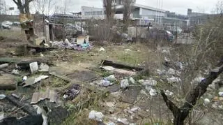 Śmieci zalegają przy Dworcu Wschodnim 