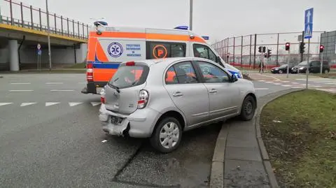 Renault najechał na nissana na zjeździe z Siekierkowskiej