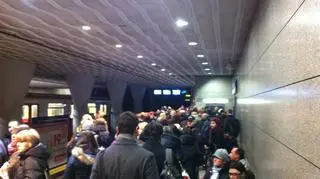 O problemach w metrze poinformował internauta na warszawa@tvn.pl