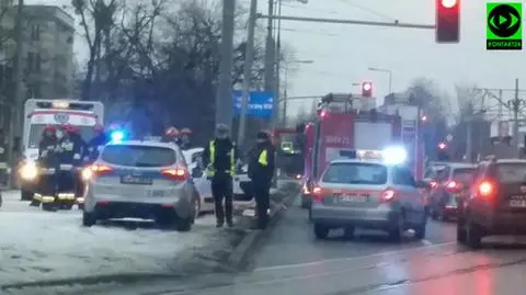 Kierowca renault uderzył w latarnię. Dwie osoby ranne 