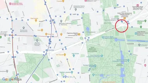 Kolizja dwóch aut na Trasie Łazienkowskiej. Autobusy były kierowane na objazdy