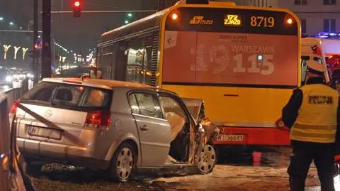 Wbiła się samochodem w autobus. Wyciągali ją strażacy