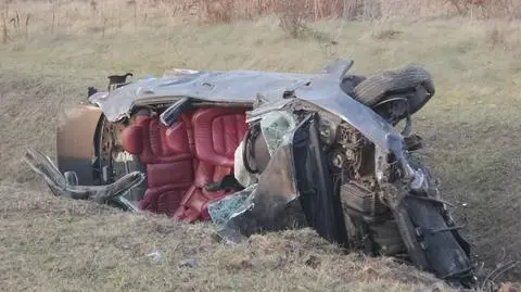 Auto koziołkowało i wpadło do rowu. "Strażacy odcięli dach"