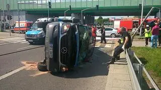 Policyjny mercedes przewrócił się na bok