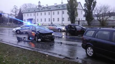 Zderzenie trzech aut, cztery osoby w szpitalu