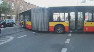 Autobus zablokował skrzyżowanie