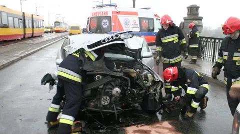 Audi na latarni po zderzeniu z volkswagenem