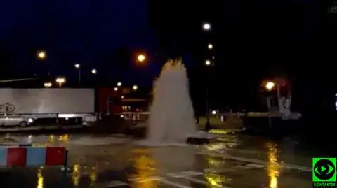 Słup wody na 11 Listopada. Remontują torowisko, uszkodzili hydrant