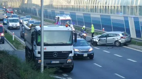 Kolizja na Trasie Toruńskiej. Wywrotka zderzyła się z renault