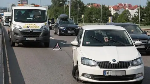 Zaliczył kolizję i porzucił samochód. Korek w Alejach Jerozolimskich