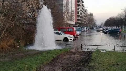 Fontanna z hydrantu, zalany parking na Mokotowie