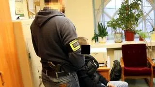 Policjant z zatrzymanym mężczyzną