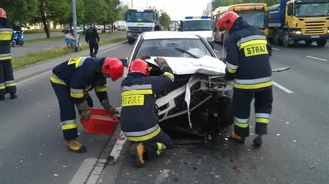 Volkswagen wbił się w wywrotkę