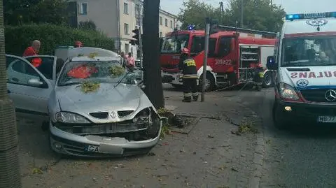 Renault uderzył w drzewo.  Ranny kierowca