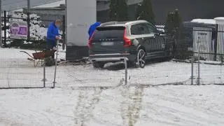 Nocny pościg zakończył się na terenie salonu samochodowego