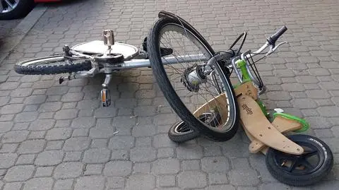 Rowerzysta zderzył się z dwulatkiem na chodniku