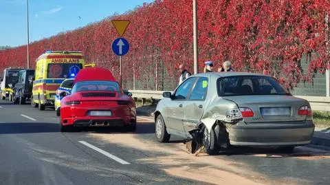 Dwie kraksy na trasie S2, jedna z udziałem porsche