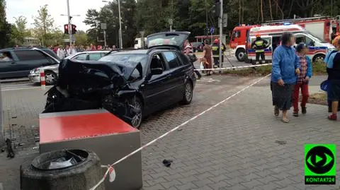 BMW zderzyło się z mercedesem, wpadło na chodnik, zdemolowało biletomat