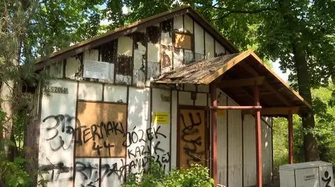 Dziurawy dach, w środku stos puszek po piwie. W tym domku mieszkał Ryszard Kapuściński