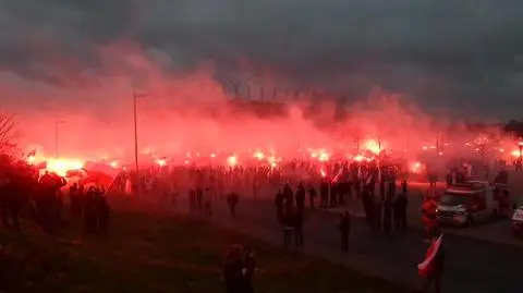 Uczestnicy marszu przy Stadionie Narodowym