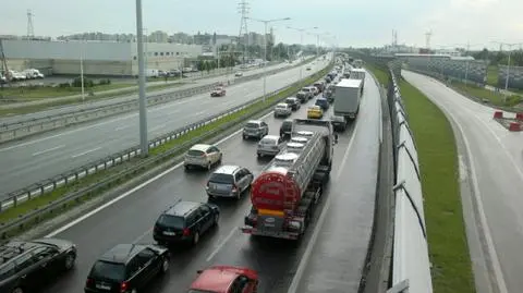 Główna trasa tranzytowa stolicy zalana. Drogowcy kierują na objazdy