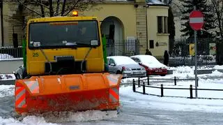 W niedzielę służby usuwają błoto z ulic i chodników - fot. Tomasz Gzell/PAP