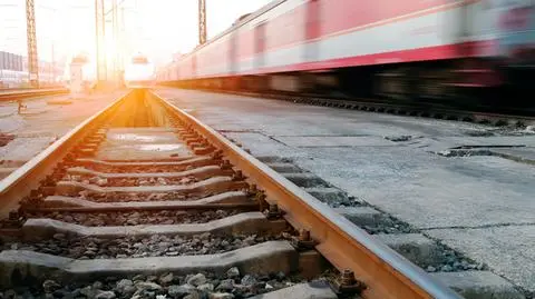 Tir uszkodził sieć trakcyjną. Pociągi opóźnione