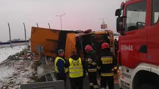 Na Toruńskiej przewrócił się tir. Piwo się wylało