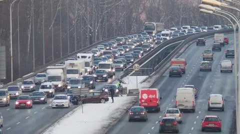 Uderzył w betonowe bariery na Wisłostradzie