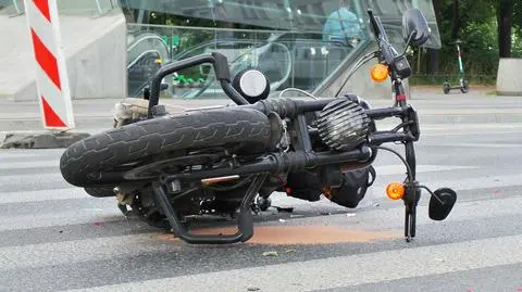Motocyklista ranny po wypadku na Woli