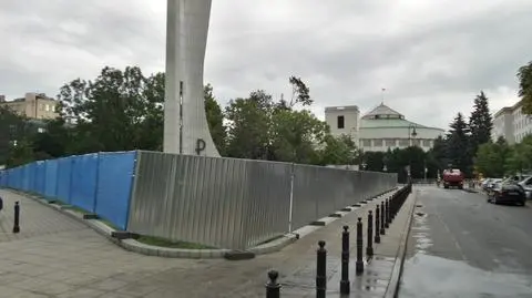 Znów płot przed sejmem. Tym razem remont pomnika