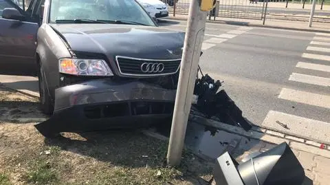 Kolizja w alei Jana Pawła II. Auto na sygnalizatorze