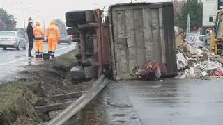 Z kontenera ciężarówki wysypały się śmieci