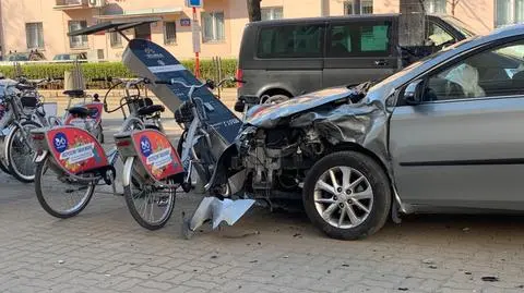Zderzenie dwóch aut i zniszczona stacja Veturilo