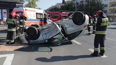 Dachowanie w al. Niepodległości. "Kobieta trafiła do szpitala"