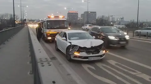 Kolizja na moście Łazienkowskim. Renault wjechało w tył ciężarówki