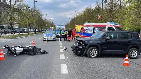 Wypadek przy KPRM. Dwie osoby podróżujące motocyklem ranne