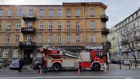 Fragment gzymsu oderwał się od budynku