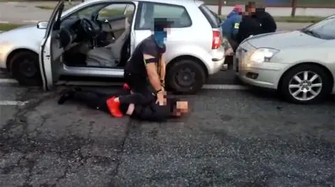 Zatrzymali samochód, wyciągnęli dwóch mężczyzn, powalili ich na ziemię