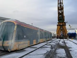 Rozładunek tramwajów dla Warszawy w gdyńskim porcie